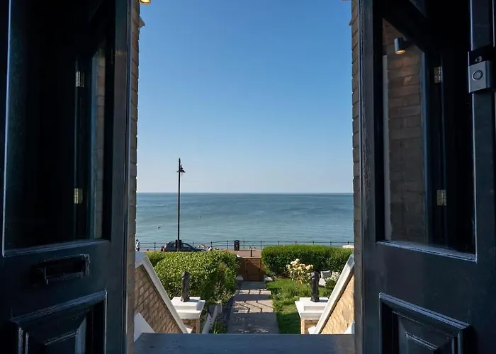 Stylish Beachfront Apartment, Sweeping Ocean Views And Luxury Touches