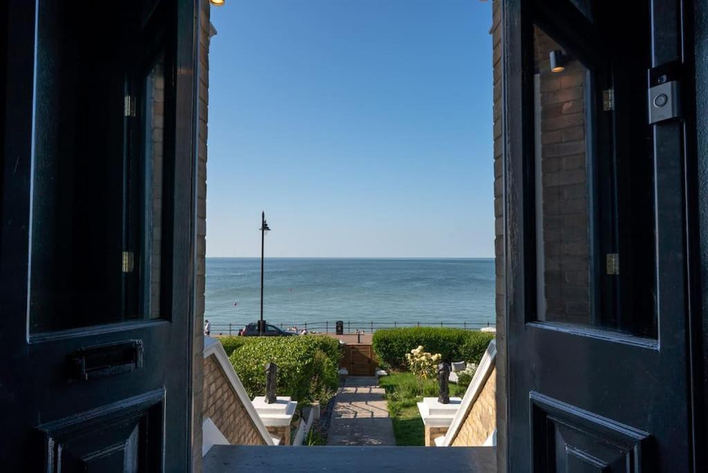 Apartment Stylish Beachfront Apartment, Sweeping Ocean Views And Luxury Touches *