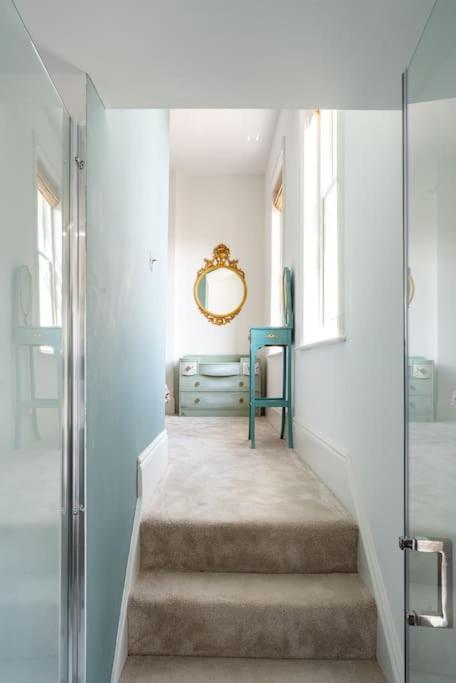 Stylish Beachfront Apartment, Sweeping Ocean Views And Luxury Touches Apartment Herne Bay