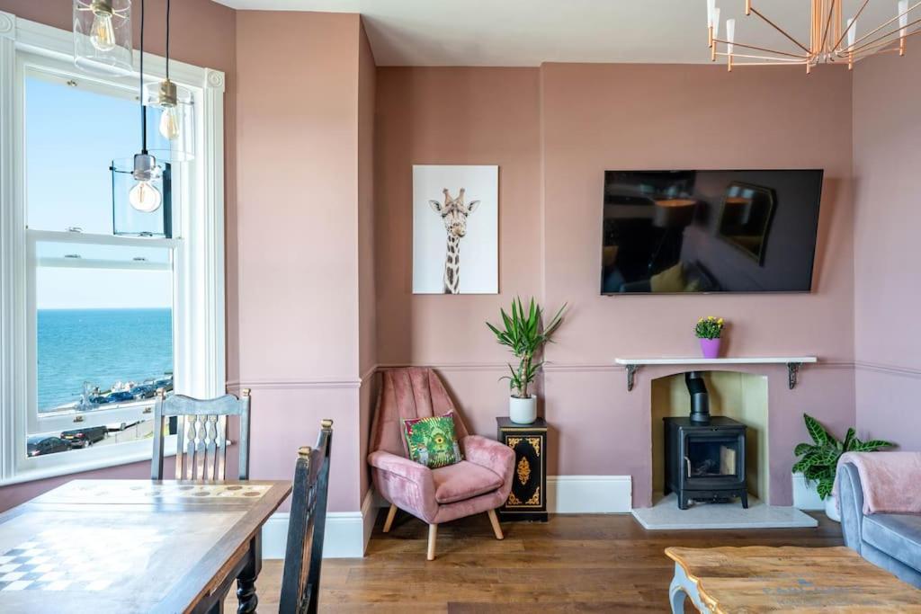 Stylish Beachfront Apartment, Sweeping Ocean Views And Luxury Touches Herne Bay