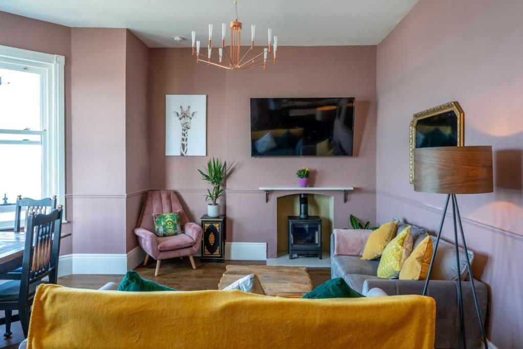 Stylish Beachfront Apartment, Sweeping Ocean Views And Luxury Touches Apartment *