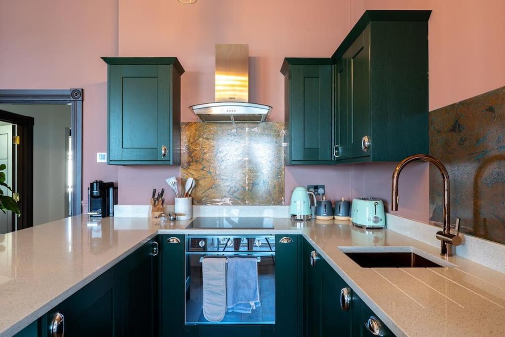 Stylish Beachfront Apartment, Sweeping Ocean Views And Luxury Touches Apartment *